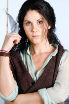 Paola Volpato como Lola Briceño