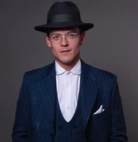 Simón Pesutic como Juan Cristóbal León