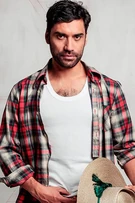 Felipe Contreras como Víctor Reyes