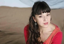 Adela Secall como Laura Mardones