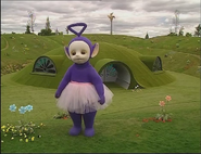 Tinky Winky Est Prêt À Danser En Rond Avec Le Tutu Numéro 1 Saison 1 Épisode 9 Danser Avec Les Télétubbies (1997 Réalisé Par David G. Hillier