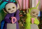 Tinky Winky and Dipsy cleaning their elbows with the Tubby Sponges