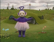 Tinky Winky Est Prêt À Danser En Rond Avec Le Tutu Numéro 1 Saison 1 Épisode 9 Danser Avec Les Télétubbies (1997) Réalisé Par David G. Hillier