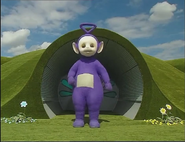 Tinky Winky Sort De La Maison Il Dit Eh Oh À Po Qui Danse Avec Le Tutu À Coté De Sa Trottinette Numéro 1 Saison 1 Épisode 9 Danser Avec Les Télétubbies (1997) Réalisé Par David G. Hillier