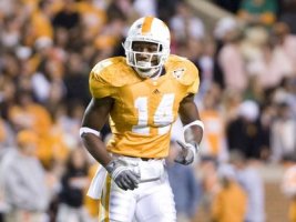 Safety Eric Berry of the Tennessee Volunteers takes a breather during  News Photo - Getty Images