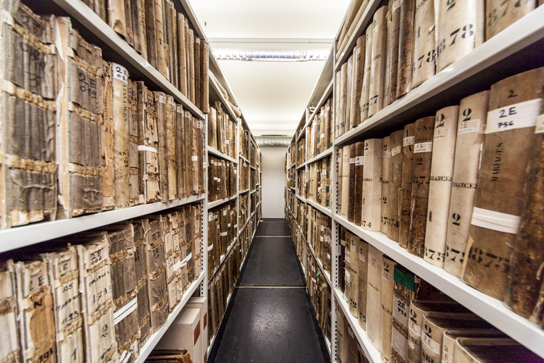 Документы об архивах библиотек. Архивное хранение. Архив документов. Архивные документы. Много архивных вещей.