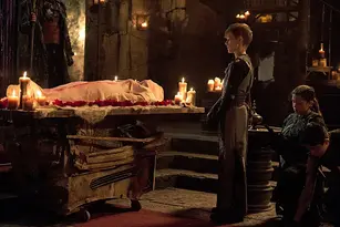 Aden se tenant à côté du cadavre deListe des Commandants Lexa