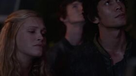 1x05-Twilight-s-Last-Gleaming-bellamy-and-clarke-the-100-37241623-500-281