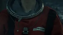 Becca portant l'insigne de "Commandant" sur sa combinaison spatiale.