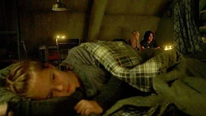 Charlotte écoutant Clarke et Finn parler d'elle.