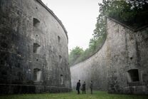 Alienist-Promo-Still-32-Moore-Isaacson-Brothers-Prison