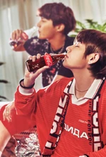 V Coca Cola Korea (2).jpg (417 KB) V promoting Coca-Cola Korea #2 (May 2018)