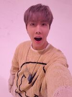 J-Hope on Twitter: "많이 쌀쌀해졌어요 감기 조심하시구😄💜앨범 기대 많이 해주세용" [2020.10.20] #2