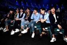 BTS Official on Twitter: "Just moments away from our @BBMAs performance. It's gonna be ~lit~. #BTS_BBMAs #방탄소년단 의 무대가 약 30분 후에 시작됩니다. 아미들 모두, 빌보드! 조준! 발사! 🔫" [2018.05.21]