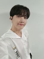 J-Hope on Twitter: "아미 늦었지만 셀카 뿅 하구 가요 😚 😚 😚 😚 😚 😚 😚 😚 😚 😚 😚 💜 💜 💜 💜 💜 💜 💜 💜 💜 💜 💜 날 추우니까 감기조심해요 😷 🤧 " [2020.12.18] #3