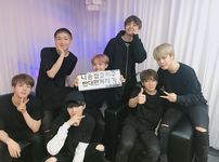 BTS Official on Twitter: "[#오늘의방탄] 아미 손 잡으러 지구 반대편으로 왔단다🌸🌸 THE WINGS TOUR 칠레콘서트 2회 공연을 무사히 끝냈습니다. ¡Muchas Gracias! Nos vemos pronto💜" [2017.03.13]