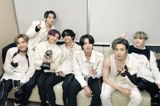 BTS Official on Twitter: "[#오늘의방탄] 아미와 함께라면 지압슬리퍼 위에서도 행복한 방탄소년단! 오늘도 1위를 선물해 주신 아미 여러분 감사합니다💜 헤이나나나-하!! #BTS #방탄소년단 #ON #MAP_OF_THE_SOUL_7⁠" [2020.03.05]