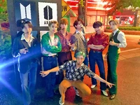 BTS Official on Twitter: "[#오늘의방탄] #BTS in America's Got Talent! 환상의 나라에서 펼쳐진 환상의 무대 🎡🎢🎠 #방탄소년단 #BTS_Dynamite #빌보드핫100 #1등가수 #인터내셔널팝케이센세이션썬샤인레인보우트레디셔널트랜스퍼USB허브쉬림프BTS" [2020.09.17]