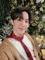 J-Hope on Twitter: "즐거운 연말이네요!!! 2020년과 인사할 시점이 다가오니 올 한 해가 제 머릿속에 차분하게 정리가 됩니다 아직 끝나진 않았지만 오늘 내일 즐거운 성탄절 보내시면서 예쁜 추억들로 마무리 하셨으면 좋겠습니다 ㅎㅎ우리 아미 Happy holidays 🥳💜" [2020.12.24] #1