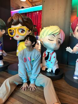 BTS公式 ボアジャケット　HOUSE OF BTS  POP UP BTS pop up store House of BTS - YouTube