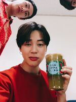 Jimin on Twitter: "여러분과 함께여서 정말 즐거웠고 또 행복하게 활동이었습니다 우리 아미 여러분들에게 또 한번 고맙다고 얘기하고 싶네요 사랑합니다 #JIMIN #나진짜올린다고나오라고했닼ㅋ #꾹 #태태 #우리아미상받았네" [2018.06.10] #2