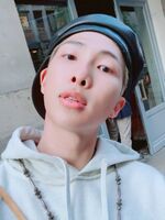 RM on Twitter: "hi paris 😂😂" [2018.10.18] #1