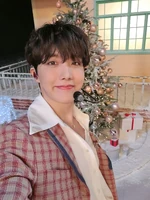 J-Hope on Twitter: "즐거운 연말이네요!!! 2020년과 인사할 시점이 다가오니 올 한 해가 제 머릿속에 차분하게 정리가 됩니다 아직 끝나진 않았지만 오늘 내일 즐거운 성탄절 보내시면서 예쁜 추억들로 마무리 하셨으면 좋겠습니다 ㅎㅎ우리 아미 Happy holidays 🥳💜" [2020.12.24] #2