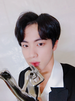 Jin on Twitter: "대상 받게 해주셔서 너무 감사합니다!!! 아미거인거 알죠?? 이 트로피 아미분들 집에 하나씩 보관하게 하고 싶네요!" [2018.01.11] #2