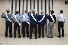 BTS Official on Weverse: "왜요? 우리가 빌보드 1위 가수 방탄소년단처럼 보이나요? 🕶" [2020.09.17] #3