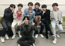 BTS Official on Twitter: "[#오늘의방탄] 뮤직뱅크에서 역대 최고점으로 1위를 했습니다👏🏻👏🏻 1위 공약이었던 #방탄소년단 의 무대 위 셀프 뮤비(!)가 너무나 궁금해지는 것! 즐거운 금요일 신나는 이 밤 아미들 쏘쑈유~💜 #상탄소년단🥇" [2018.06.01] #2