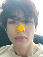 V on Weverse: "(코에 해를 넣는게 유행이라면서 처음듣는말이지만) 다들 좋은아침입니다" [2020.04.11] #2