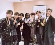 BTS on Twitter: "We met @WhoopiGoldberg" [2018.10.11]