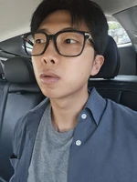 [2025.06.13] 안녕하세요 여러분 생일 축하합니다 방탄소년단. 기어코 613이 또 왔군요 다시 6월 13일이라니 작년의 613은 정말 쉽지 않았는데.. 정말 250613이 온 거죠 진짜 제가 여러분보다 더 기다렸습니다 기다리고기다리고기다렸습니다 진짜로. 12주년.. 이야 열두 살 ! 제 멀티버스의 조카 같달까요 무럭무럭 잘 커서 다행이다 부모님 말씀 잘 들어라, 아 아니 조금만 들어라 뭐 부쩍 이런 헛소리들이 떠오르는군요 동생도 오늘이 생일이어서 가족과 시간을 보내다 씻기 전에 꾹꾹 연필심을 부러뜨리며 이 이상한 글을 적고 있습니다 정말이지 오늘이 올 줄은 몰랐습니다 (ㅠㅠ..) 돌이켜보면요 항상 아득했어요 매 앨범 매 프로젝트 매 컴백 어떻게 감히 창작이란 것을 행하고 자신있게 명함을 내밀었던 걸까요? 이런 게 사랑이라며 이런 게 우리라면서 1년 반 동안 쉬니까 도무지 기억이 안 나요 지금도 여전히 길은 안 보입니다 매번 찾으려 부단히 애써볼 뿐. '정확한 사랑의 실험' 이라는 책을 좋아합니다 정확하게 사랑받고 정확하게 사랑하는 것 불가능해보이는 그 일을 늘 해내보고 싶었어요 제 사랑이 비록 얼마나 정확하게 가닿는지는 역설적으로 제가 가장 모르지만요 여러분의 사랑도 정확하게 받아보려구 늘 해석하고 맞춰보며 살았던 것 같아요 다시 한 번 어딘지 모르지만 가보려 해요 얼마나 많은 어디의 어떤 분들이 지금 곁에 계신지 저는 아직도 잘 모르지만 그냥 함께 낭만 있게 걸어가보고 싶다구요 추억을 많이 만들자구요 ! 같이 가주실?? 한 번 더 청해봅니당 피로의 낮 불면의 밤 이해할 수 없는 사람들 꼬리를 무는 생각들 그 모든 풀숲을 헤치고 다시 내일로 허클베리 핀처럼 모험해보려 합니다 매번 아득했던 갈림길 앞 덕분에 버티고 덕분에 부득부득 걸어왔습니다 감사하고 감사해요. 짧게 쓰려고 하면 늘 말이 길어져요 아직 간결해지기엔 너무 젊고 철없나봐요 말이 많아지는 것은 서툰 사랑의 증거이기도 하니 귀엽게 봐주시와요 저희 진짜 한 번 더 잘해볼게요 기회를 주셔서 고마워요 또 사랑해요 좋은 날이에요 잘 자요 ! - 자유인 남준이가