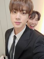 Jin on Twitter: "사진찍는 석지니와 방해하는 제이홉" [2020.12.18]