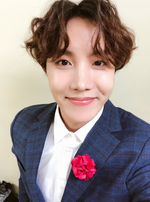 J-Hope on Twitter: "5년동안 늘 믿어주시고 사랑해주셔서 감사해요 요즘 여러분들 덕분에 더 살아 있음을 많이 느낍니다 저도 정말 사랑해요 아미🌺 그리고 우리 방탄 생일 축하합니당💓🍺 #jhope" [2018.06.13]