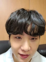 V on Weverse: "우리 얼굴 보고싶었죠??🤣 자 선물입니다" [2020.12.15]