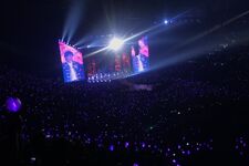 BTS Official on Twitter: "[#오늘의방탄] Thank you, Paris! 항상 같은 자리에 있는 북극성처럼✨방탄과 아미도✨ #파리1회차공연" [2018.10.19] #2