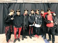 BTS Japan Official on Twitter: "#BTS 3rd アルバム 「FACE YOURSELF」 握手会で幕張メッセイベントホールまでお越し頂いたARMYのみなさん！皆さんの笑顔でむしろ僕たちが元気をもらっちゃいました💪ARMYと一緒ならいつまでも幸せ❤️ #防弾少年団 #FACE_YOURSELF" [2018.04.15] #2