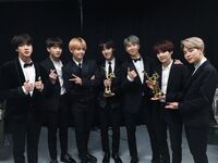 BTS Official on Twitter: "[#오늘의방탄] 제33회 골든디스크 어워즈에서 우리 TOP BEST 아미덕분에 디지털 음원 본상과 글로벌 브이라이브상을 받았어요🙏🏻 2019년에는 더 좋은 음악으로 돌아오겠습니다~🎧🎼 #수트소년단" [2019.01.05] #1