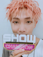 SHOWCHAMPION on Twitter: "볼 때마다 심쿵해서 #아미 생명을 감소하게 만드는... #남준이 의 그 #보조개 는 #일리걸 일리이이이이이이이걸~ (위대한 #김남준 외쳐 #갓갓남준! (人◕ω◕))" [2017.09.27] #2