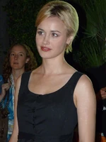 Dominique McElligott (Reine Maeve)