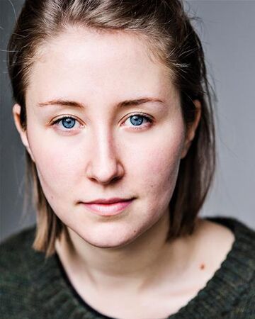 Erin Doherty The Crown Wiki Fandom