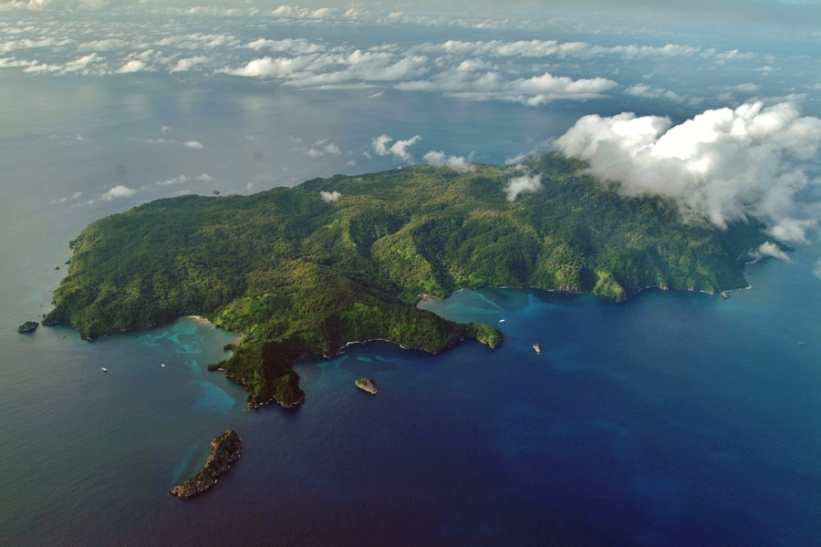 Land of natural wonders costa rica. Кокосовый остров Коста-Рика. Остров Кокос Коста Рико. Национальный парк остров Кокос. Национальный парк острова Кокос Коста-Рика.