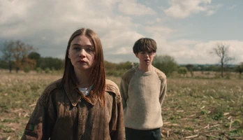The end of the fucking world S1 E3 Alyssa James gehen zu Clive Kochs Haus Feld.png (1,58 MB)