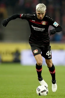 Long sleeves and gloves but no underwear: despite the freezing temperatures, Kevin Kampl resolutely wears nothing underneath his shorts during his midwinter match for Bayer Leverkusen.