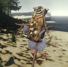 Пугало набитое черепами на пляже