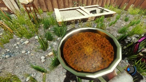 Старая кастрюля с грязной водой