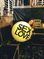 Tweeted by Nathalia on February 14th: "I finally caught the balloon!!! Last night was So much fun @enrique305 #sexandlovetour".