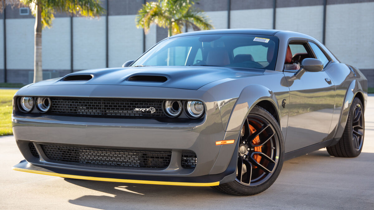 Dodge Challenger Hellcat серый