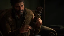 Joel pulisce una chitarra.